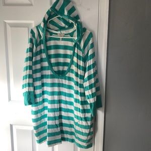 Hooded tee with pockets
